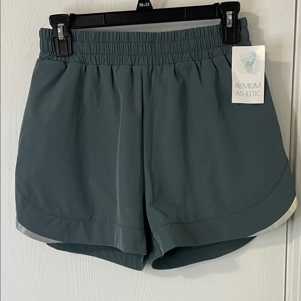 Alphalete NWOT Varsity Stride High Rise Women’s Shorts Porcelain Grey Size Small - Picture 2 of 12